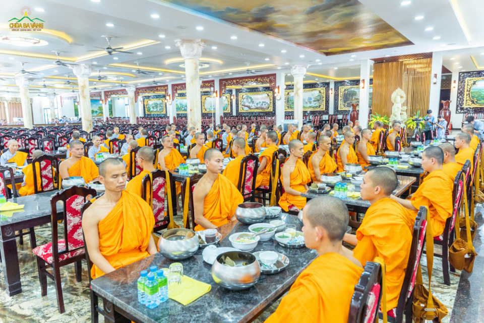 Chư Tăng chứng minh cho tâm thành cúng dường của các Phật tử