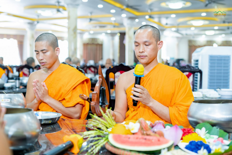 Chư Tăng hồi hướng phúc báu đến cho các Phật tử cúng dường