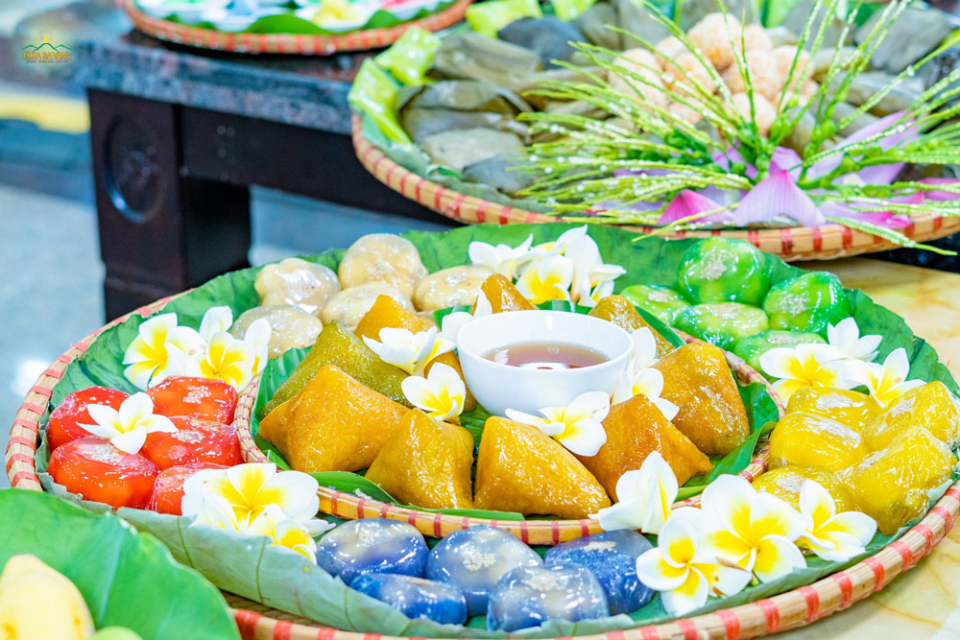 Rất nhiều loại bánh được các Phật tử dâng lên cúng dường chư Tăng bằng tất cả tấm lòng thành kính
