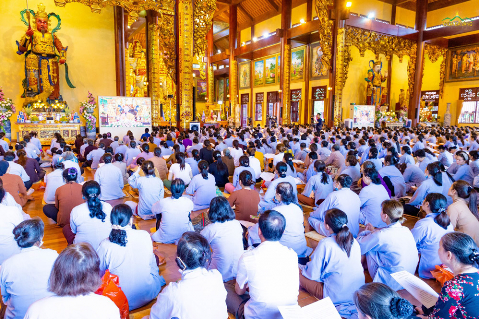 Đông đảo nhân dân, Phật tử đã vân tập về chùa Ba Vàng tham dự khóa tu Bát Quan Trai