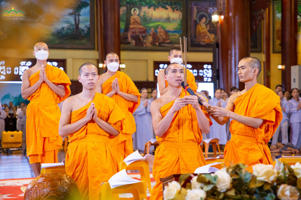 Sau khi hướng dẫn các Phật tử thọ Bát quan trai giới, chư Tăng tác lễ tụng kinh tại Chính điện