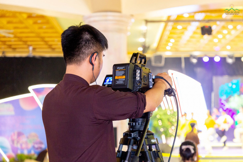 Bộ phận ghi hình cũng sẵn sàng chuẩn bị cho Khóa tu mùa hè 2022