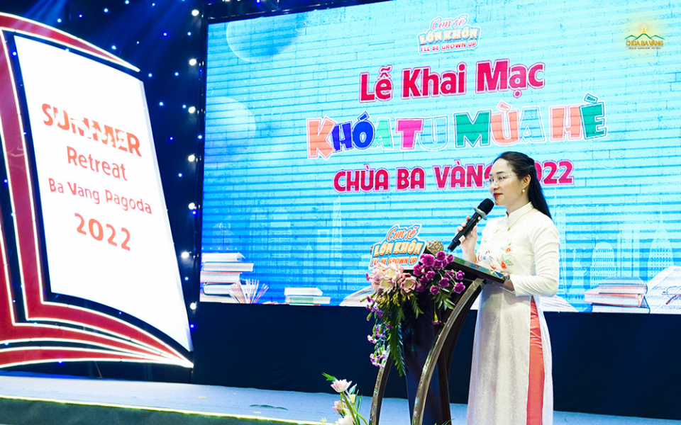 Chị Vũ Thanh Tâm đại diện các con phát biểu trong các chương trình sắp được diễn ra