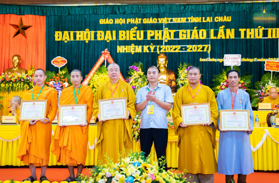 Nhân dịp này, chư Tăng chùa Ba Vàng cùng các cá nhân, tổ chức vinh dự nhận nhiều bằng khen vì đã có những thành tích xuất sắc trong hoạt động Phật sự, hoạt động an sinh xã hội nhiệm kỳ 2017 - 2022