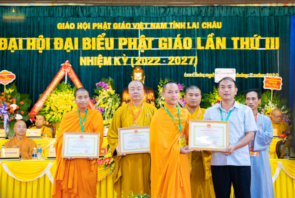 Đại Đức Thích Trúc Bảo Việt đón nhận bằng khen của Chủ tịch UBND tỉnh Lai Châu