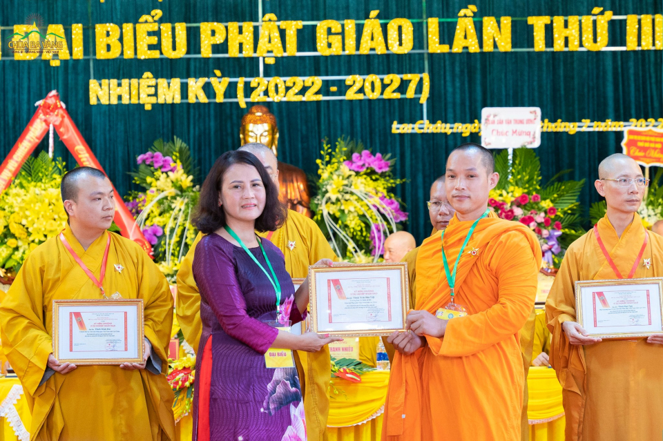 Đại Đức Thích Trúc Bảo Việt đón nhận bằng khen của BCH Trung ương Hội chữ Thập đỏ Việt Nam