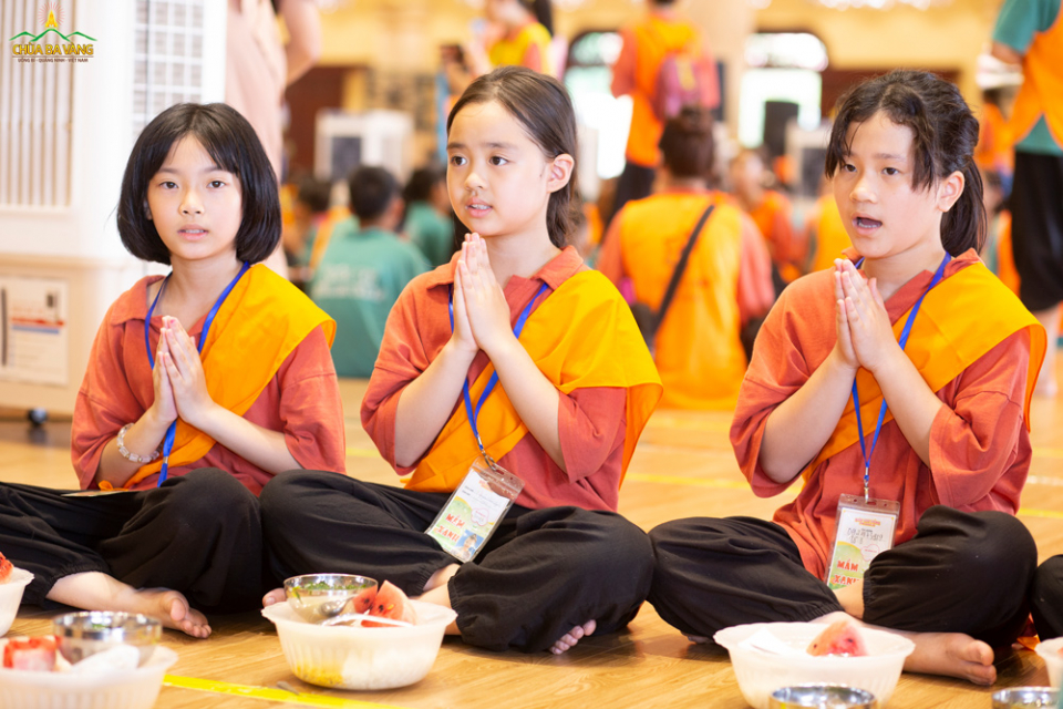 Mỗi bữa ăn, bé Rồng (ngồi giữa) cũng như các bạn khóa sinh được học cách cúng cơm và đọc lời cảm ơn