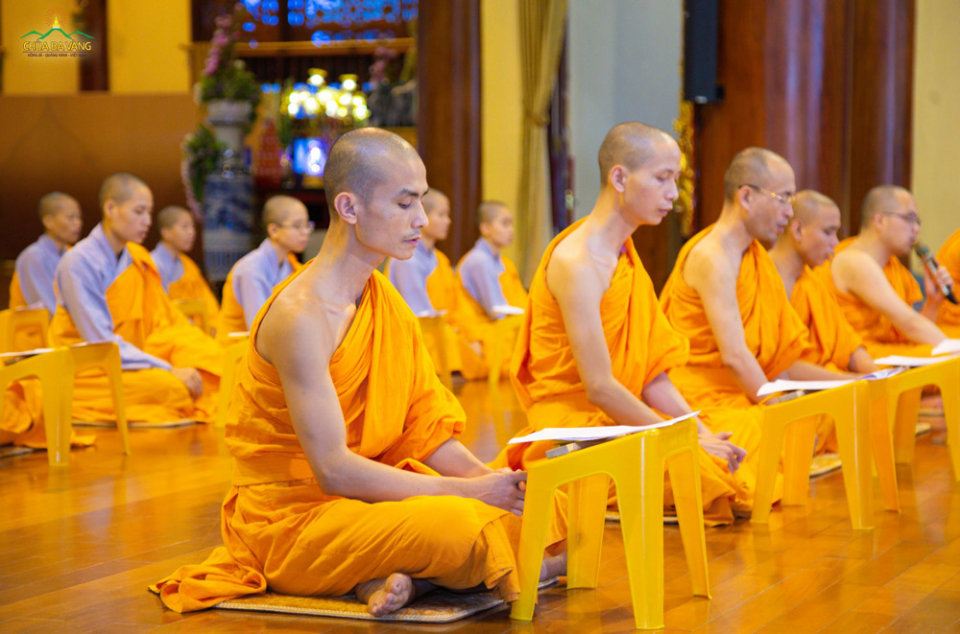 Trong thời khóa tu tập, chư Tăng tụng đọc lời Phật dạy về cách báo hiếu cha mẹ, tổ tiên nhiều đời nhiều kiếp