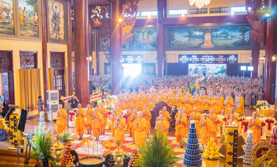 Thể theo lời thỉnh cầu của các Phật tử và nhân dân thập phương, Sư Phụ Thích Trúc Thái Minh và chư Tăng thực hiện nghi thức cầu siêu vong linh thai nhi  