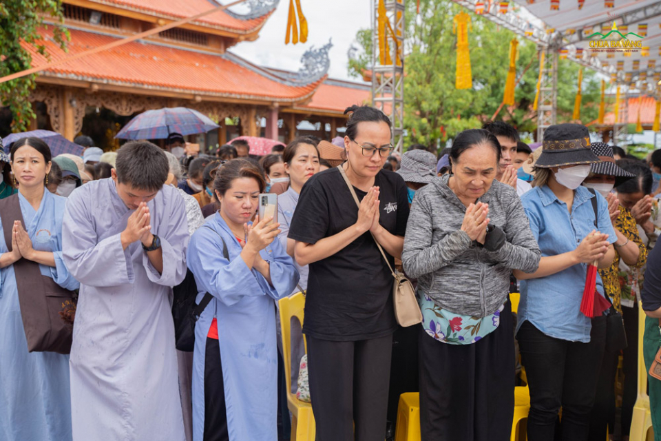 Phật tử và nhân dân thập phương tham gia Lễ Vu Lan tại chùa Ba Vàng sáng ngày 10/7/2017 (tức ngày 7/8/2022)