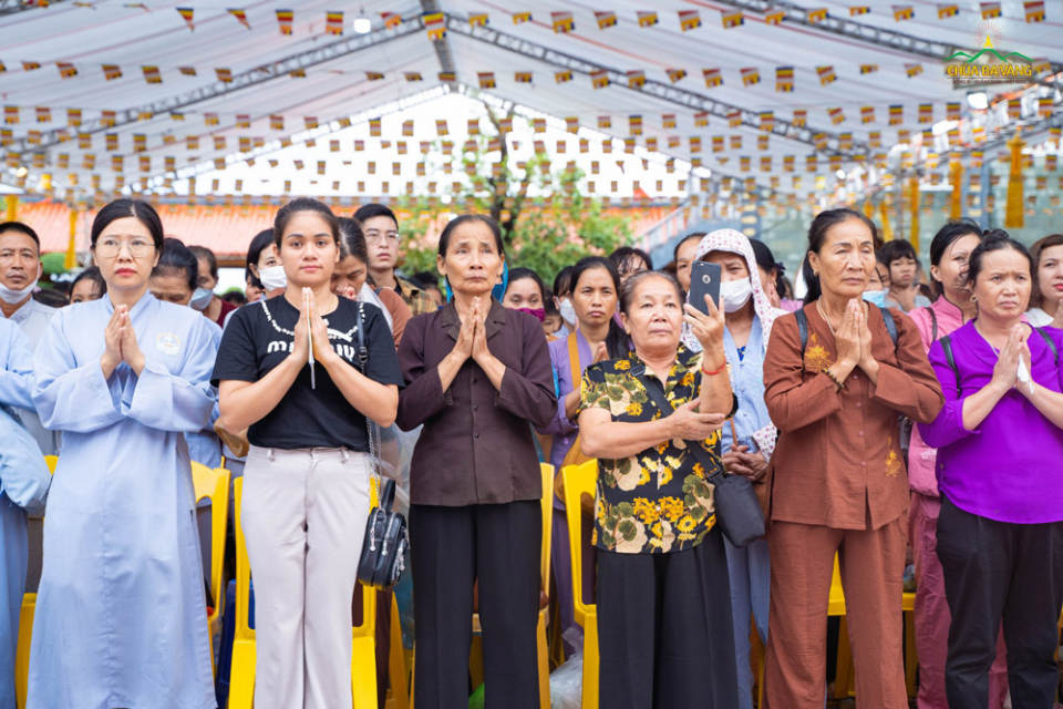 Phật tử và nhân dân thập phương tham gia Lễ Vu Lan tại chùa Ba Vàng sáng ngày 10/7/2017 (tức ngày 7/8/2022)