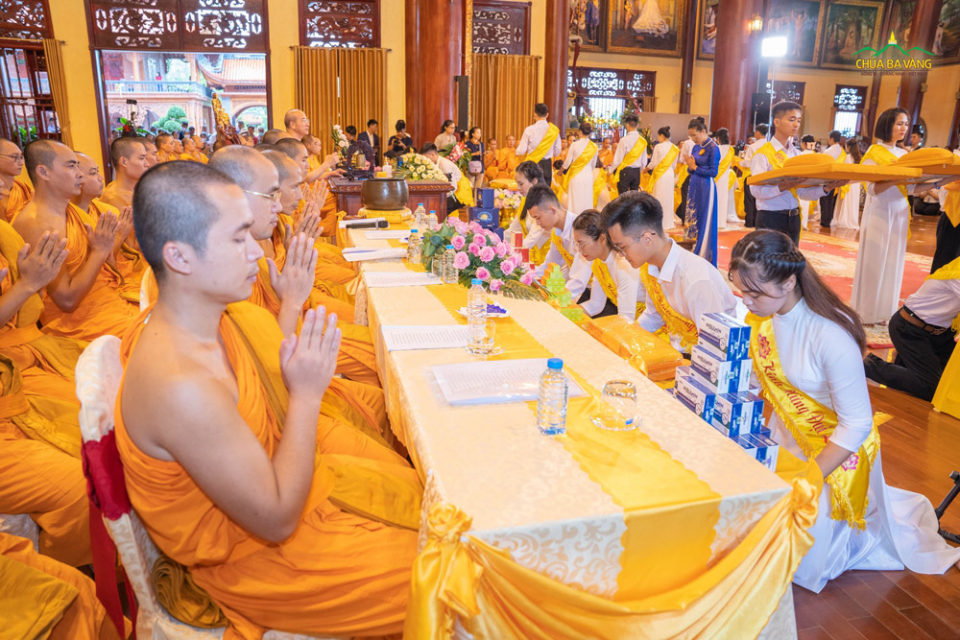 Đại diện các Phật tử dâng vật phẩm cúng dường lên Sư Phụ cùng chư Tôn đức Tăng