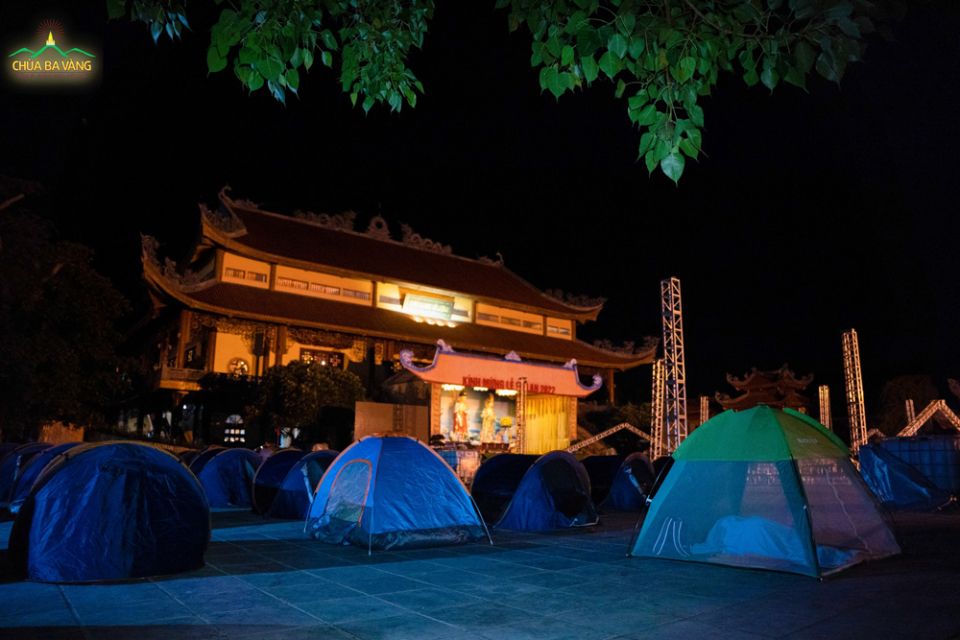 Tại sân Chính Điện, những chiếc lều được các Phật tử dựng lên trong ngày tu Bát Quan trai giới