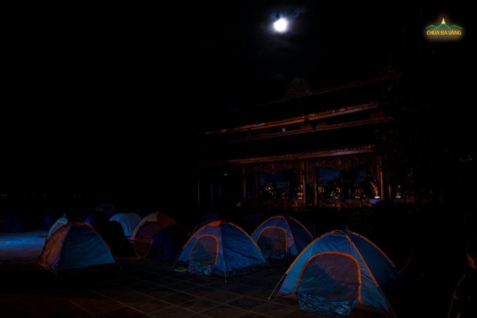 Trong ngày tu Bát Quan trai giới, các Phật tử ngủ lều thực hành sống độc cư