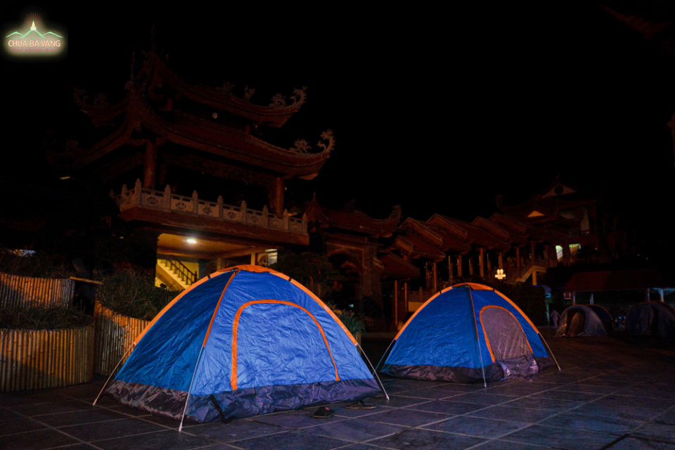 Trong ngày tu Bát Quan trai giới, các Phật tử ngủ trong lều tại sân Chính Điện chùa Ba Vàng