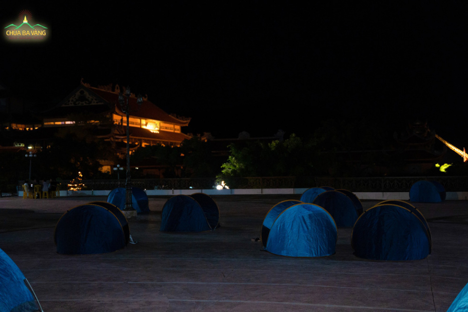 Những chiếc lều do các Phật tử chuẩn bị
