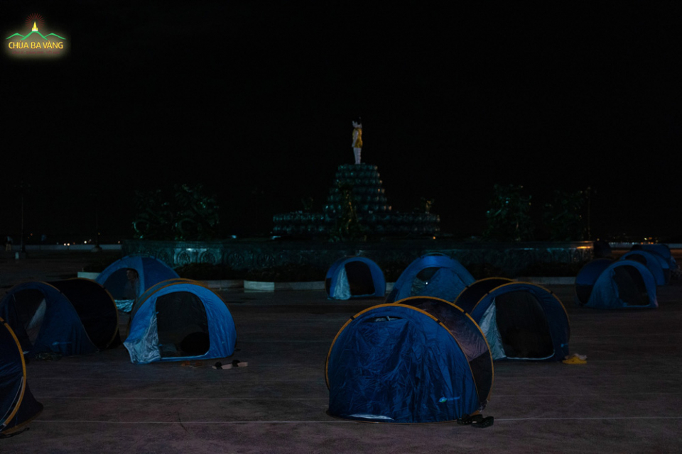 Ngủ trong lều ngoài trời ngày tu Bát Quan trai giới là duyên lành giúp những người con Phật tinh tấn hơn trên con đường tu học, gieo nhân giải thoát luân hồi sinh tử
