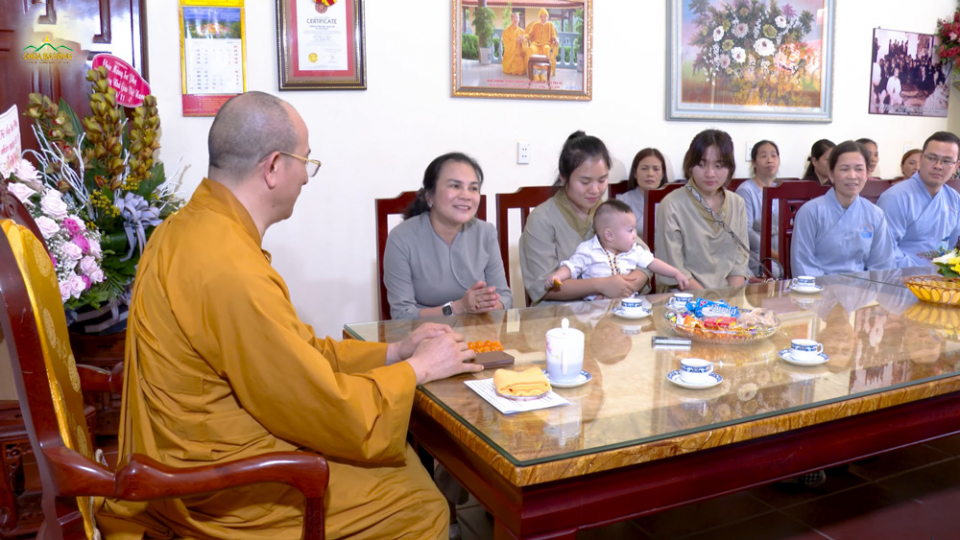 Sư Phụ lắng nghe những chia sẻ của Phật tử Kiều về sự nhiệm màu trong quá trình mang thai (ảnh năm 2021)