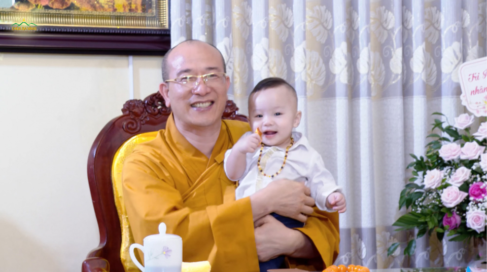 Sư Phụ Thích Trúc Thái Minh chụp hình cùng bé Thành Đô (ảnh năm 2021)