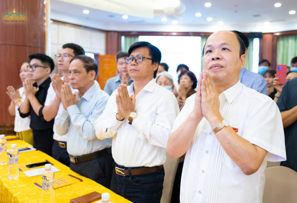 Ông Đoàn Mạnh Phương - Tổng Biên tập Tạp chí Việt Nam Hội Nhập (ngoài cùng bên phải) cùng các khách mời tham dự buổi lễ