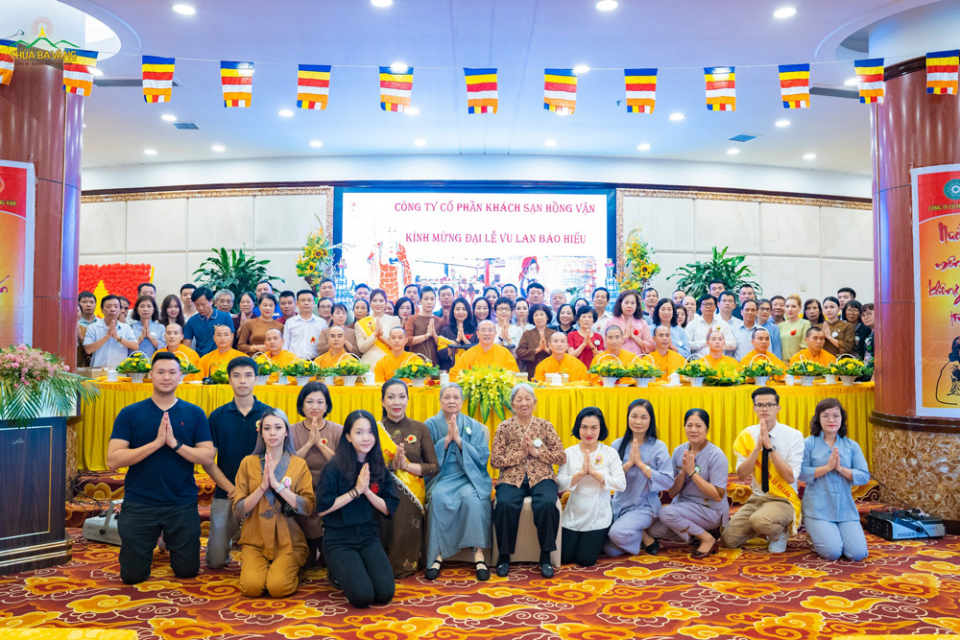 Các cán bộ, nhân viên Công ty Cổ phần Khách sạn Hồng Vận, cùng các khách mời tham dự buổi lễ chụp ảnh lưu niệm cùng Sư Phụ Thích Trúc Thái Minh và chư Tăng chùa Ba Vàng
