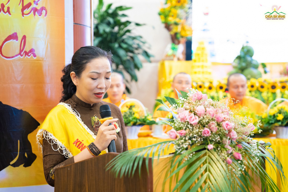 Bà Đoàn Tuyết Lan - Chủ tịch Hội đồng quản trị Công ty Cổ phần Khách sạn Hồng Vận phát biểu tại buổi lễ