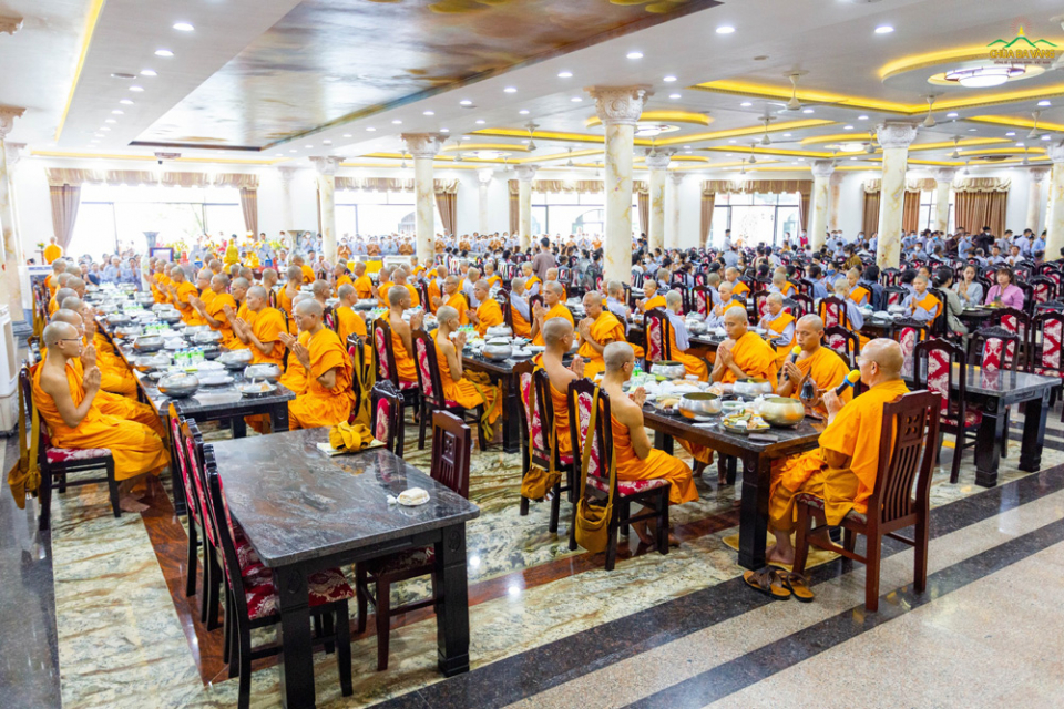Hình ảnh chư Tăng chùa Ba Vàng trong buổi đặt bát cúng dường ngày 11/8/2022 vừa qua