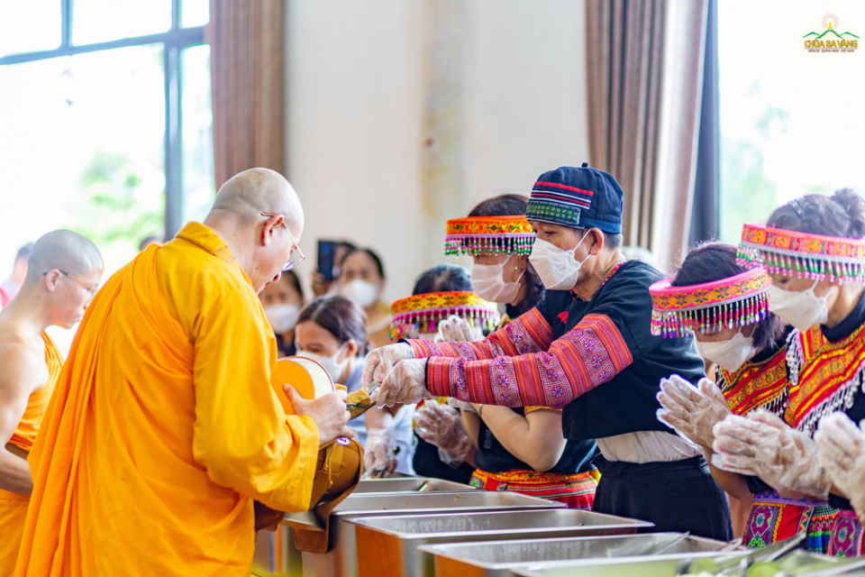 Nhân chuyến thăm chùa, đoàn đã có duyên lành đặt bát cúng dường Sư Phụ Thích Trúc Thái Minh