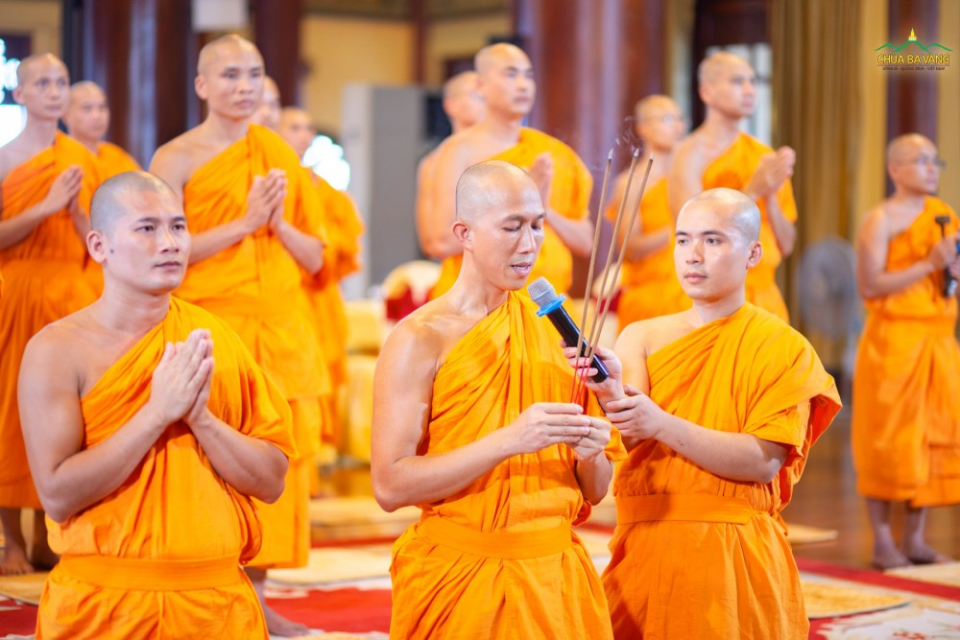 Chư Tăng dâng hương bạch Phật bước vào khóa lễ trai đàn chẩn tế kết đàn tu an cư kiết hạ năm 2022