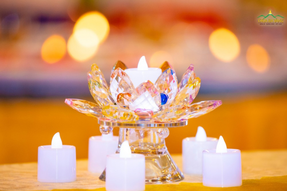 Đèn hoa sen được các Phật tử bày trí tại trai đàn chẩn tế