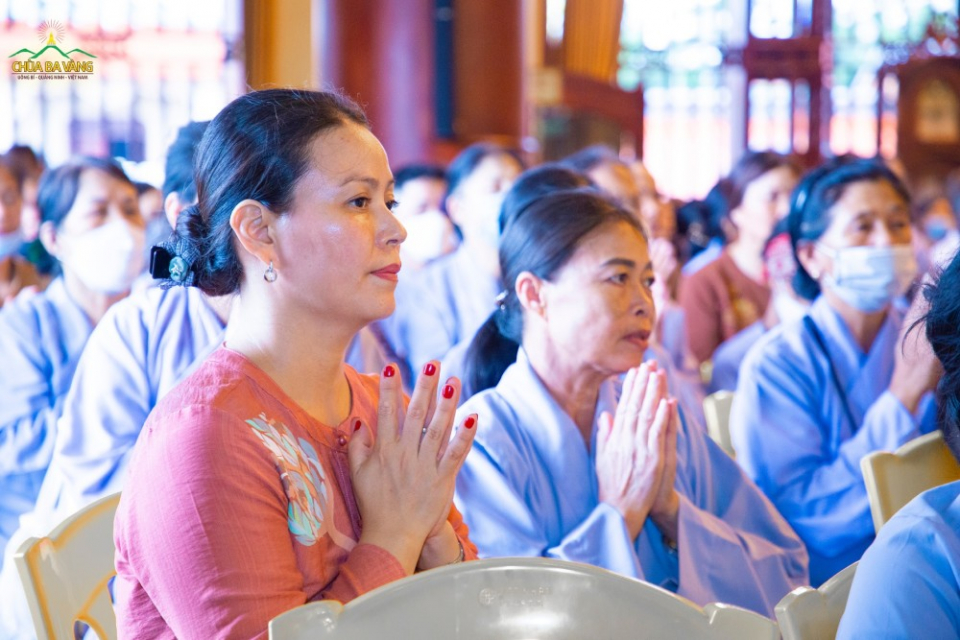 Các Phật tử tham dự lễ kết đàn tại Chính Điện