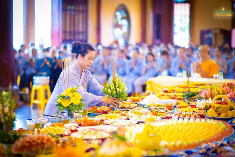 Phật tử dâng hương hoa lên trai đàn theo sự chỉ dạy của chư Tăng