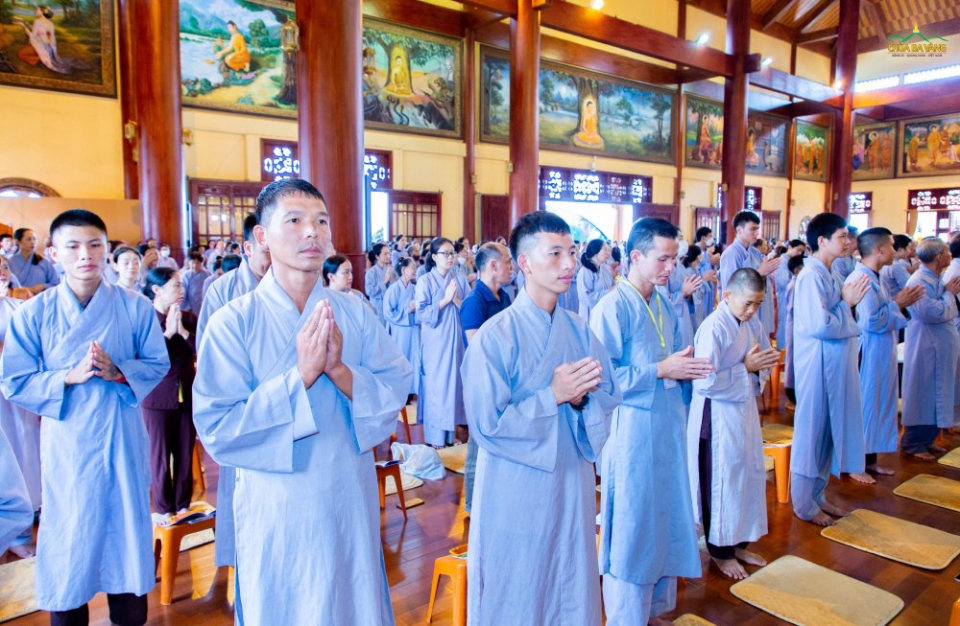 Các Phật tử tham dự lễ kết đàn tại Chính Điện chùa Ba Vàng