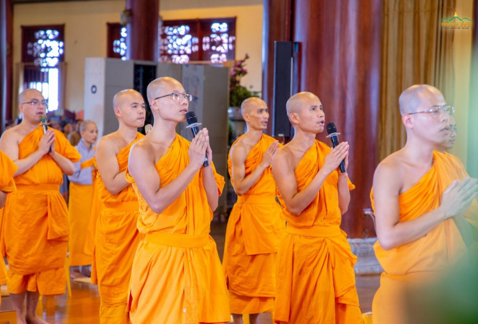 Chư Tăng trang nghiêm bạch Phật kết đàn tu tập