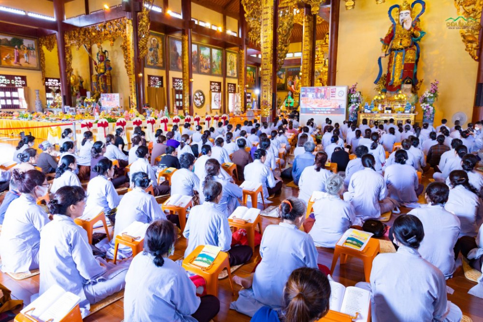 Các Phật tử tụng kinh kết đàn theo sự hướng dẫn của chư Tăng
