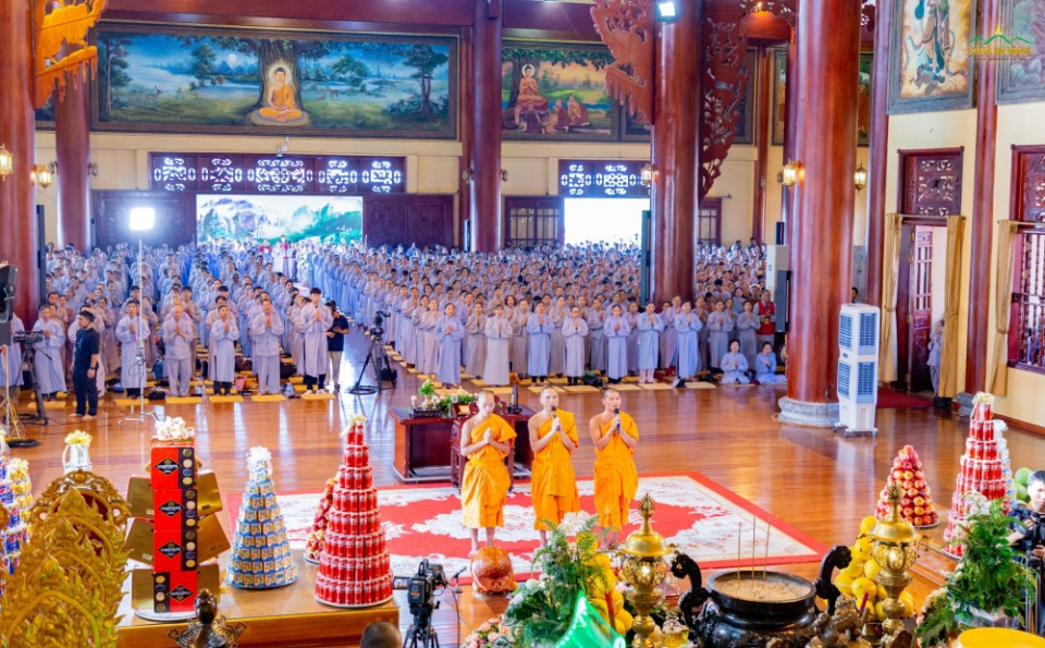 Tại chính điện tầng 2, Chư Tăng chùa Ba Vàng tác lễ bạch Phật bước vào khóa lễ truyền Bát Quan Trai giới ngày 08/8/Nhâm Dần
