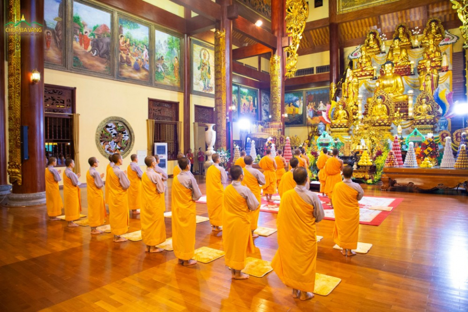 Chư Tăng Ni quang lâm tác lễ thời khóa sám hối cho hàng Phật tử trong ngày tu Bát Quan Trai.