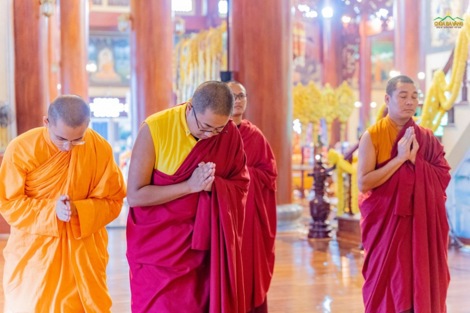 Chư Tăng Bhutan thành kính lễ Phật tại ngôi đại hùng bảo điện trong buổi viếng thăm chùa Ba Vàng.
