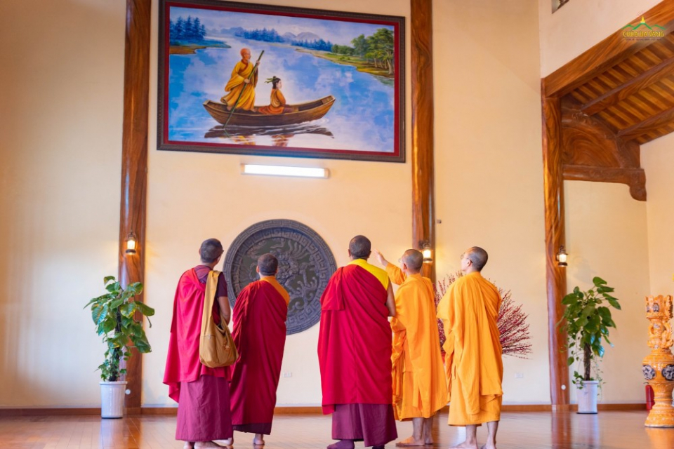 Ý nghĩa đặc biệt của bức tranh trong Nhà thờ tổ được chư Tăng bổn tự giới thiệu với chư Tăng Bhutan.