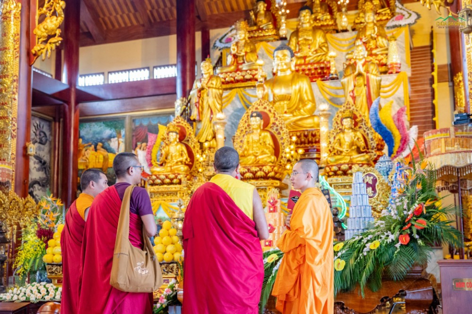 Chư Tăng bổn tự giới thiệu với chư Tăng Bhutan về tòa chính điện trên núi lớn nhất Đông Dương của chùa Ba Vàng.