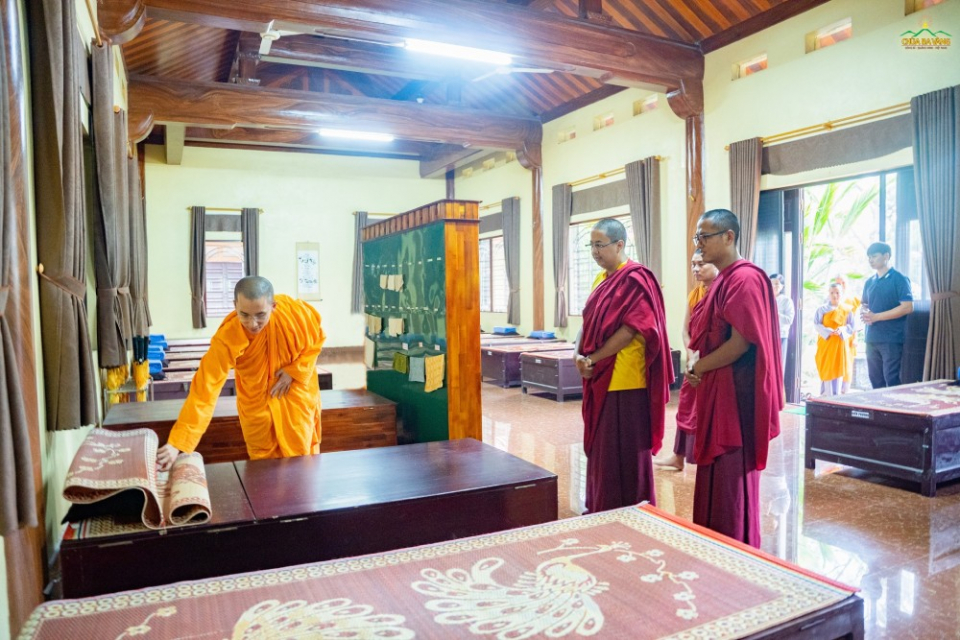 Chư Tăng bổn tự giới thiệu với chư Tăng Bhutan về đời sống nội viện.
