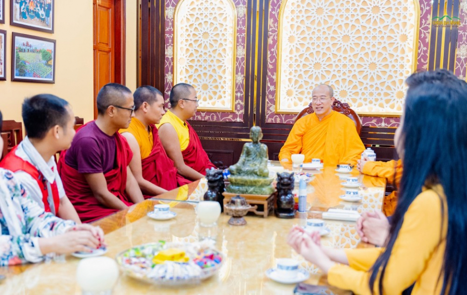 Chư Tăng đến từ Bhutan vô cùng hoan hỷ khi được gặp trực tiếp và trò chuyện cùng Thầy Thích Trúc Thái Minh - trụ trì chùa Ba Vàng.