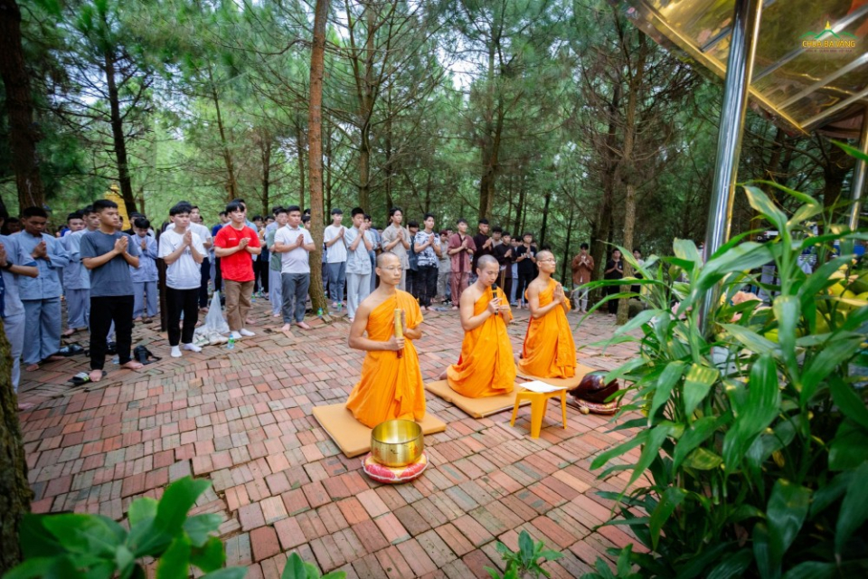 Các bạn trẻ hướng tâm theo Chư Tăng dâng hương, bạch Phật khi leo lên núi Bồ Đề chùa Ba Vàng.