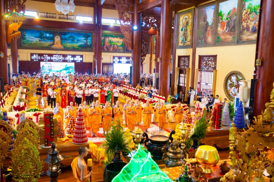 Toàn cảnh buổi lễ hằng thuận ấm cúng của các gia đình tại chùa Ba Vàng.