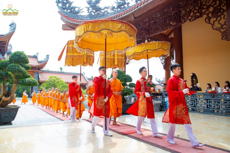 Chư Tăng Ni quang lâm chứng minh cho các cặp đôi trong lễ Hằng thuận tại chùa Ba Vàng.
