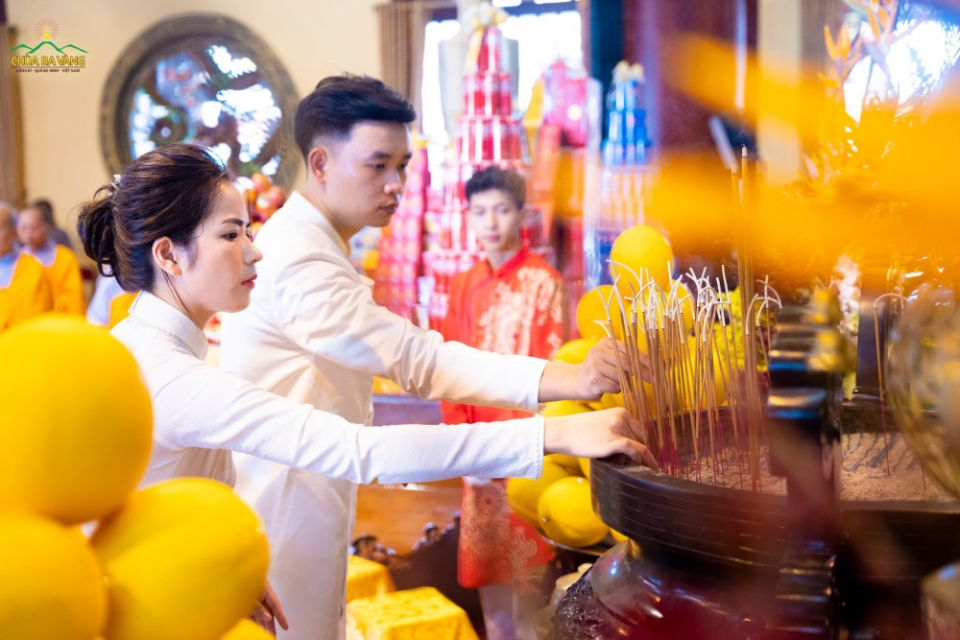 Những nén hương bày tỏ lòng kính tín Tam Bảo được các cặp đôi dâng lên chư Phật.