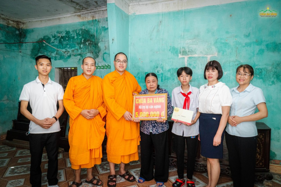 Chư Tăng chùa Ba Vàng cùng đại diện chính quyền Bà Nguyễn Thị Mai Hạnh - Phó Trưởng phòng LĐ, TB&XH Thành phố đến thăm hỏi và trao quà cho gia đình khó khăn