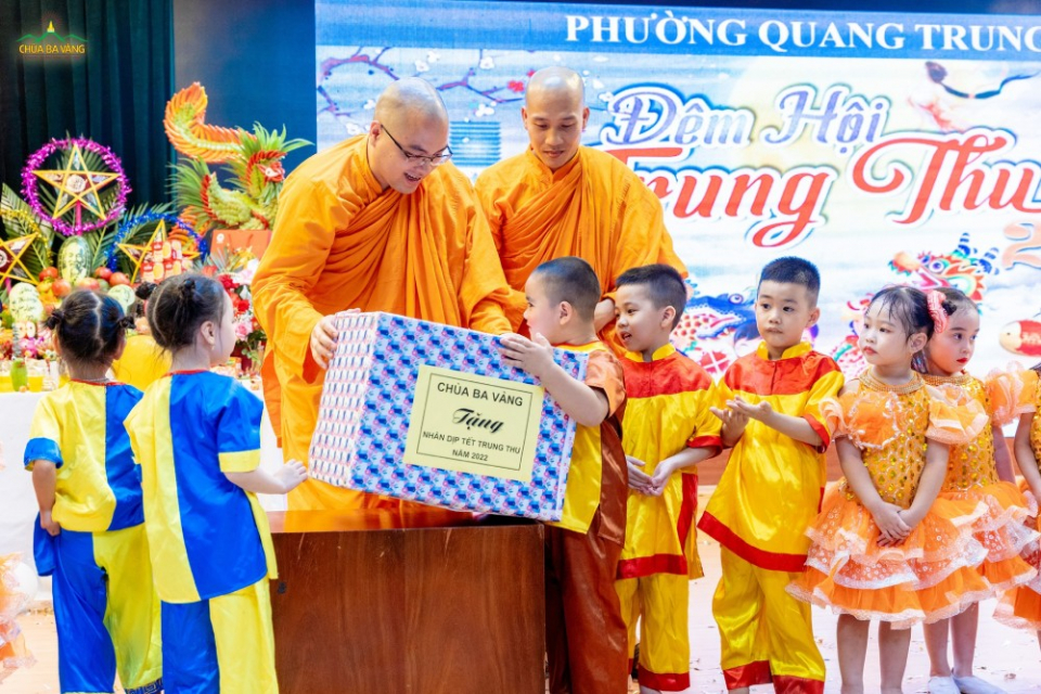 Trong “Đêm Hội Trung Thu” do lãnh đạo phường Quang Trung tổ chức, đại diện chư Tăng chùa Ba Vàng đã trao tặng phần quà tới các em nhỏ
