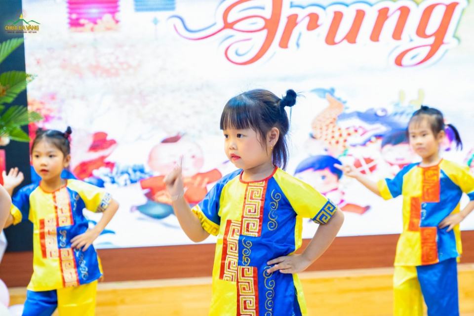 Các em nhỏ tại phường Quang Trung tự tin biểu diễn các tiết mục văn nghệ.