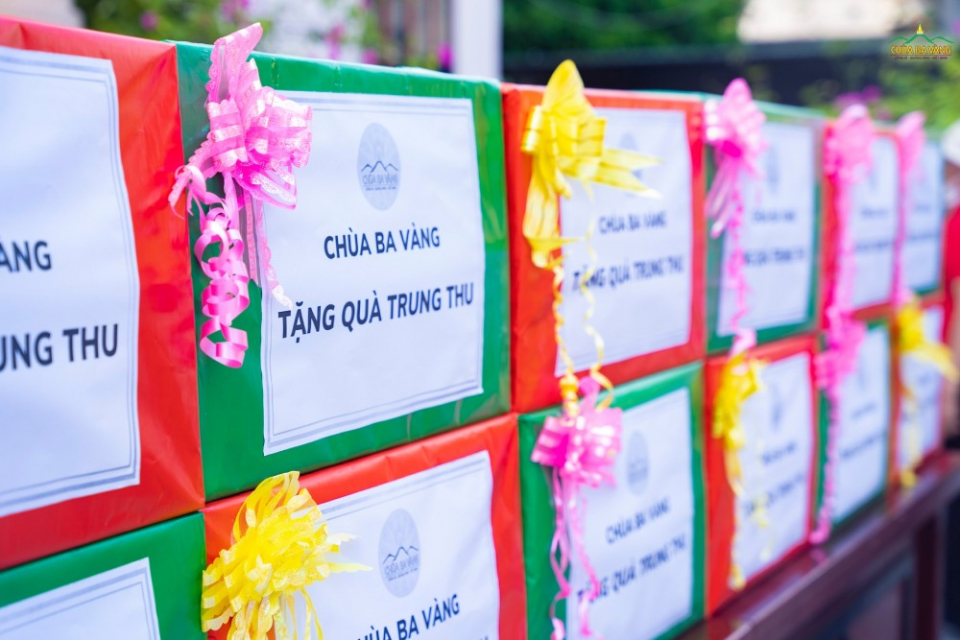 14 phần quà của chùa Ba Vàng trao tặng cho các em thiếu nhi tại phường Bắc Sơn, TP Uông Bí nhân dịp trung thu.